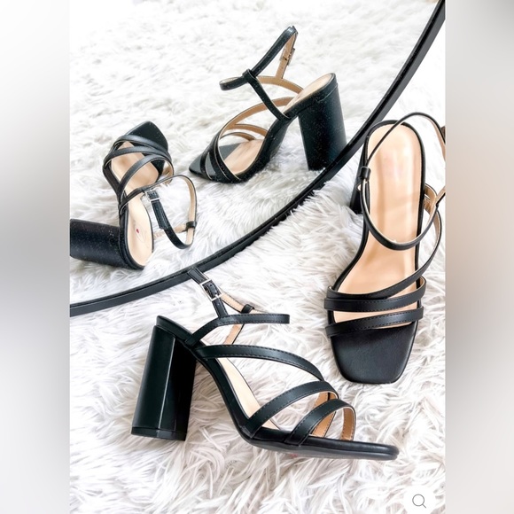 NWT!! BASIC BLACK SQUARE FRONT STRAPPY CHUNKY HEEL - Picture 2 of 12